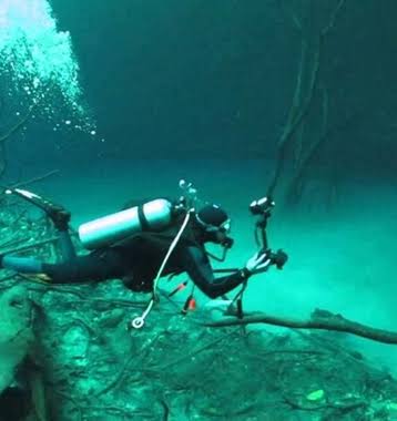 Ilustrasi Sungai di Bawah Laut