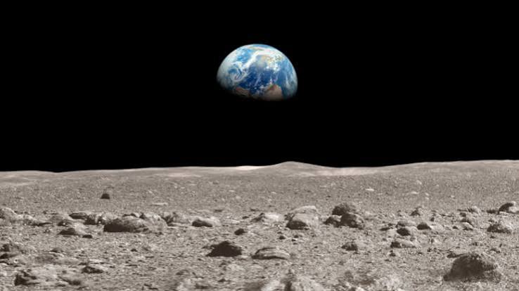 Perbandingan diagram kepadatan partikel udara di atmosfer Bumi dengan ruang antarbintang yang sangat kosong
